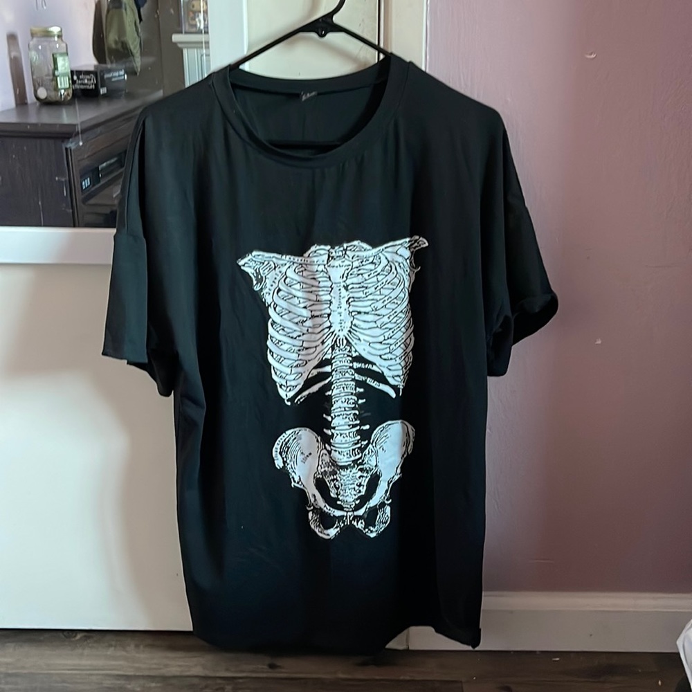 Black T-shirt with skeleton, super soft.